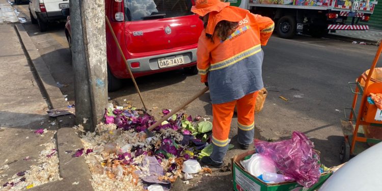 Prefeitura de Manaus realiza ação de limpeza na área central da capital