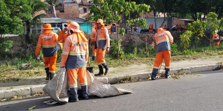 Prefeitura de Manaus realiza ação de limpeza em 7 km de extensão do igarapé do passarinho