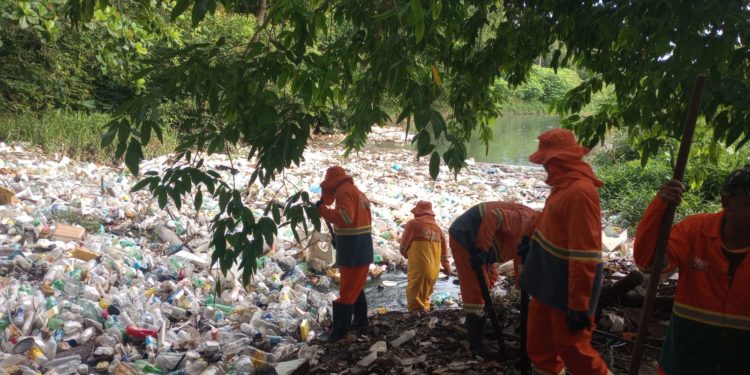 Prefeitura de Manaus atua na limpeza do igarapé da comunidade João Bosco