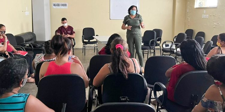 Profissionais da saúde da Prefeitura de Manaus participam de rodas de conversa sobre combate à violência obstétrica