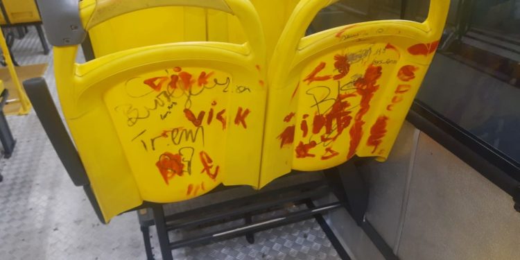 Prefeitura alerta que placa pichada em avenida no Centro aumenta riscos de acidentes