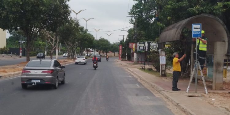 Prefeitura instala mais de 80 placas de paradas de ônibus nas principais avenidas de Manaus