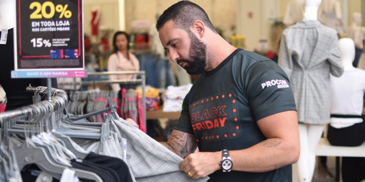 Procon fiscaliza lojas em shopping no dia da Black Friday