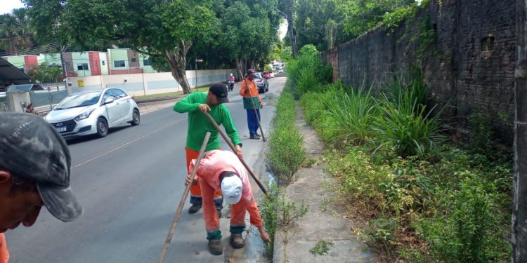 Prefeitura de Manaus recupera emergencialmente trecho da avenida José Romão