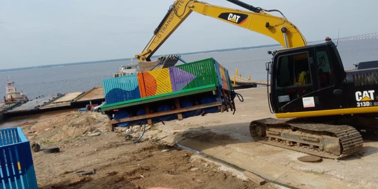 Mais duas lixeiras flutuantes são entregues pela Prefeitura de Manaus