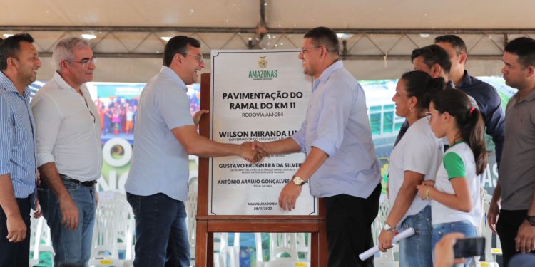 Wilson Lima entrega ramal pavimentado no Careiro Castanho e vistoria obra em feira no Careiro da Várzea