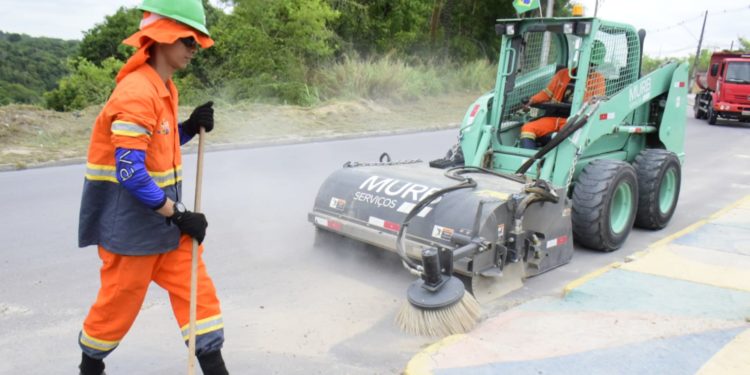 Prefeitura reforça limpeza na zona Leste de Manaus