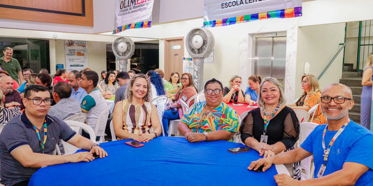 Educadores, escolas e alunos destaques em projetos da EJA recebem premiações da Prefeitura de Manaus em solenidade