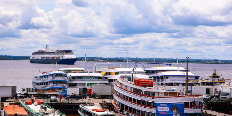 O holandês M/S Volendam atraca no porto de Manaus com mais de 2 mil turistas