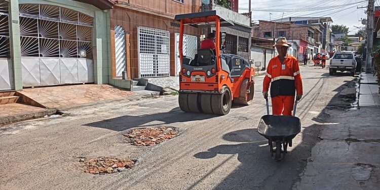 Prefeitura intensifica serviços de recomposição asfáltica em via do conjunto Promorar