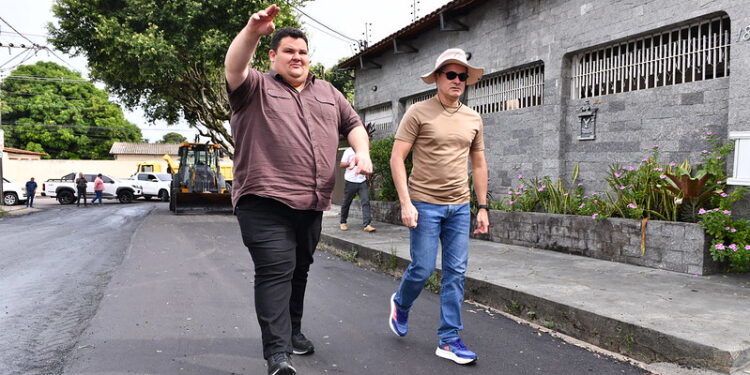 Prefeito David Almeida acompanha avanço do programa ‘Asfalta Manaus’ na zona Centro-Oeste da capital amazonense