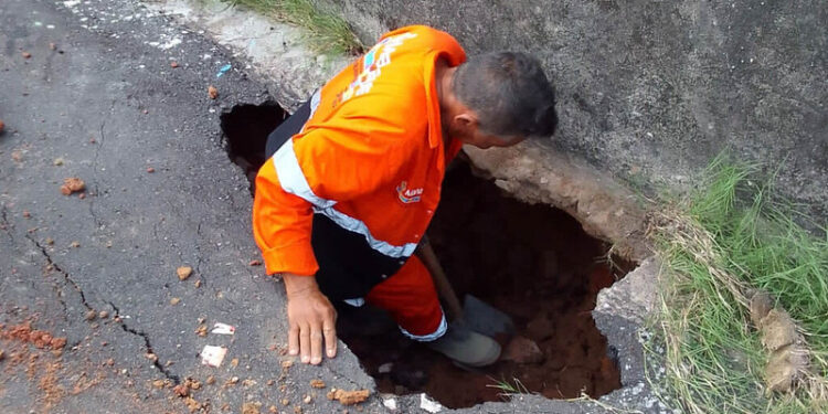 Prefeitura trabalha na troca de tubulação de rede drenagem no Dom Pedro