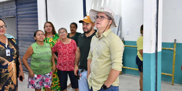 Prefeito David Almeida comemora avanço em revitalização de mercados da zona Sul