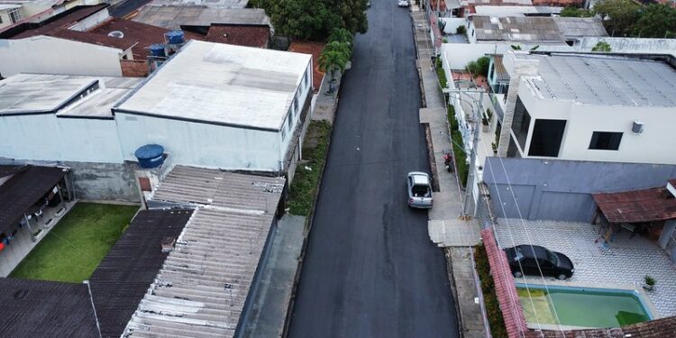 Nova rua no bairro Planalto recebe serviços de infraestrutura do programa ‘Asfalta Manaus’