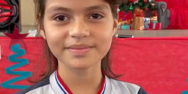 Estudantes de comunidade de Manaus recebem presentes em ação de Natal dos Correios