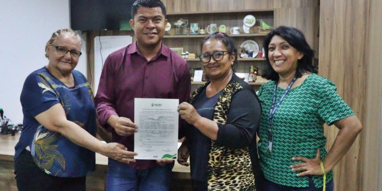 Idam entrega certidão de Dispensa de Licenciamento Ambiental a agricultoras do ramal Brasileirinho