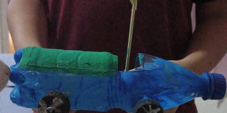 Com apoio do Governo do Estado, projeto reaproveita garrafas PET para confecção de brinquedos e jogos