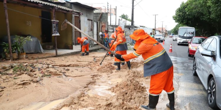 Prefeitura de Manaus realiza mutirão de limpeza nos igarapés da cidade nesta quinta-feira