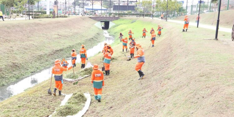 Igarapés de Manaus recebem serviços de limpeza da prefeitura