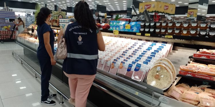 Prefeitura de Manaus apreende 790 quilos de alimentos na operação de fiscalização sanitária ‘Natal com Saúde’