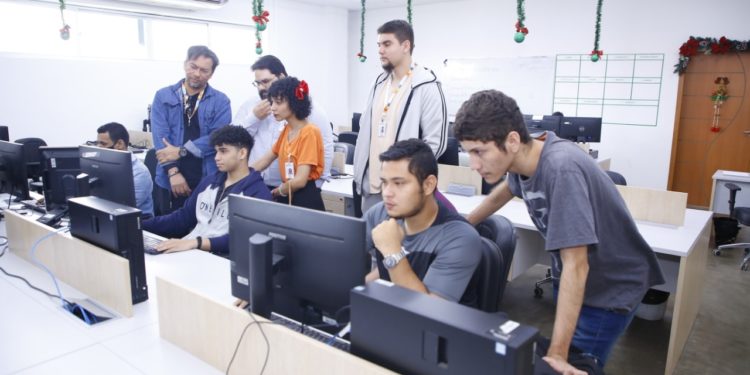 Até o dia 20, Prefeitura de Manaus injeta mais de R$ 218 milhões na economia local com o pagamento da segunda parcela do 13°, salário dos servidores e benefícios