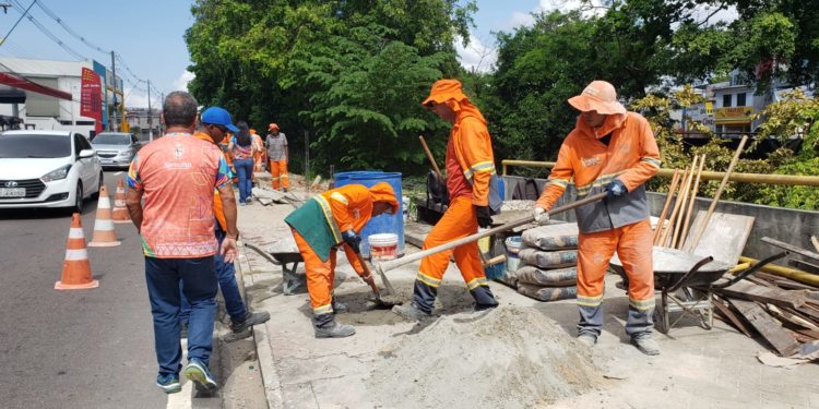 Prefeitura de Manaus restaura calçadas e meios-fios no igarapé do Franco