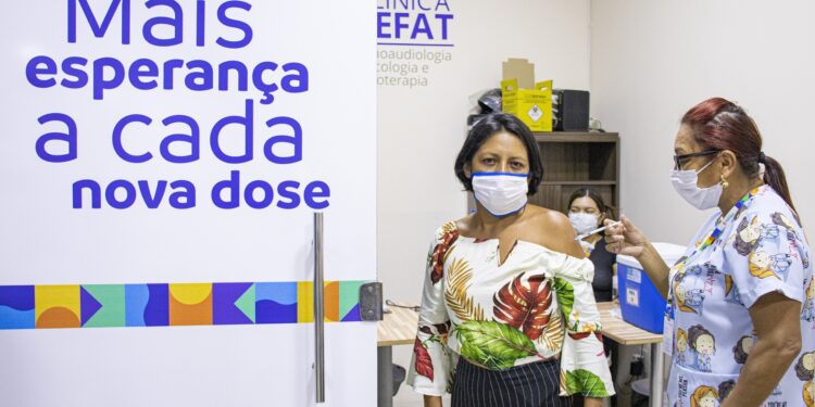 Manaus já aplicou mais de 1 milhão de 3ª doses contra a Covid-19 e prefeitura convoca atrasados para reforçar proteção