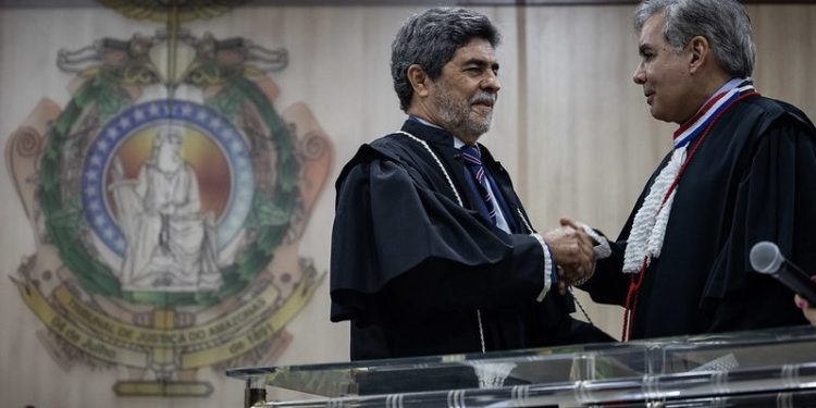 TJAM dá posse ao novo desembargador Henrique Veiga Lima