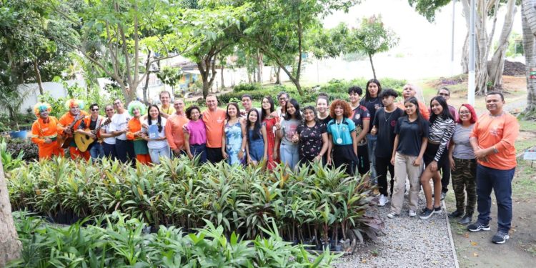 Professores e alunos da escola EETI do bairro Colônia Terra Nova visitam a sede da Semulsp