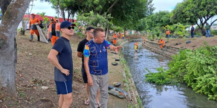 Prefeito David Almeida acompanha ação de limpeza no Igarapé do Passarinho