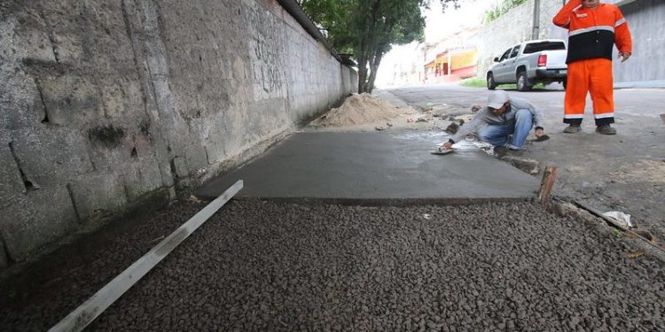 OBRA- Prefeitura de Manaus trabalha na implantação de calçada no bairro Jardim Petrópolis