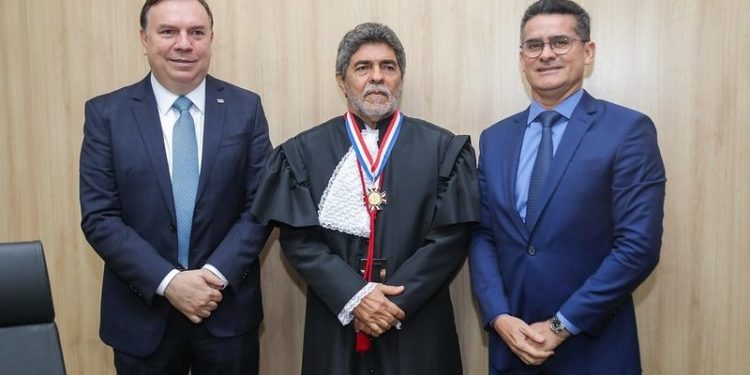 SOLENIDADE- Prefeito David Almeida prestigia cerimônia de posse do novo desembargador da corte de Justiça amazonense