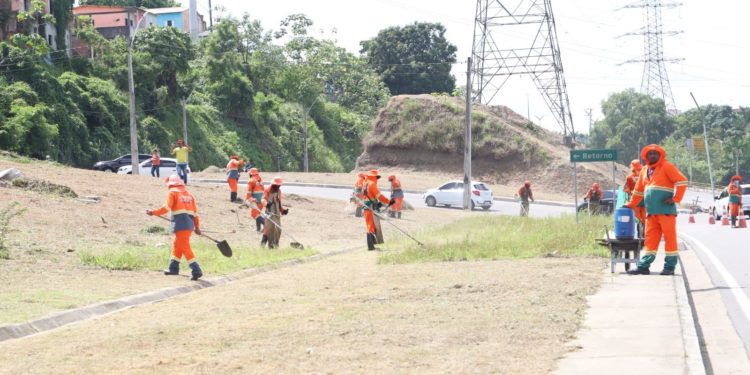 Avenida das Flores recebe equipe de limpeza da Prefeitura de Manaus
