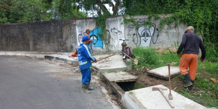 Prefeitura de Manaus realiza limpeza e desobstrução de bueiros do conjunto Ajuricaba