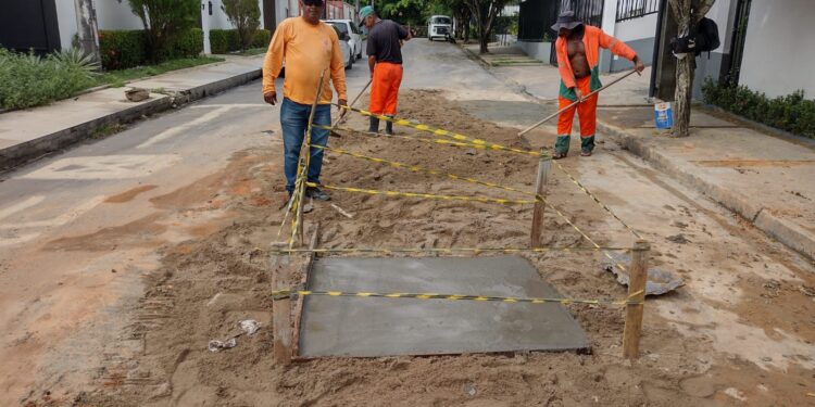 Prefeitura de Manaus recupera rede de drenagem em área comercial na zona Centro-Sul