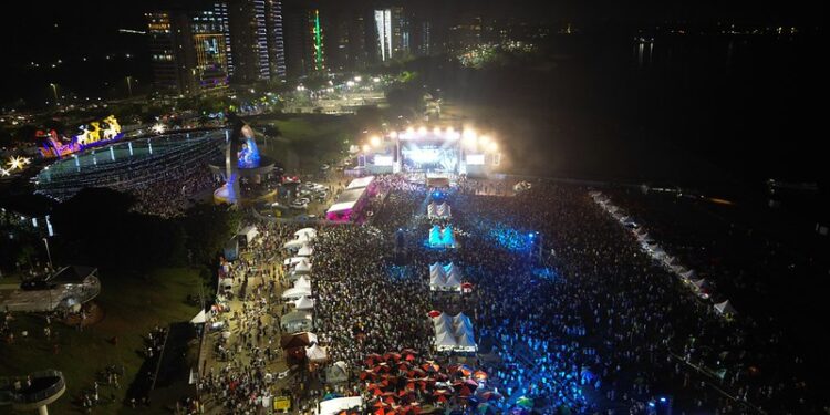 Prefeitura de Manaus promove Réveillon com show piromusical de baixo ruído e reúne 100 mil pessoas na Ponta Negra