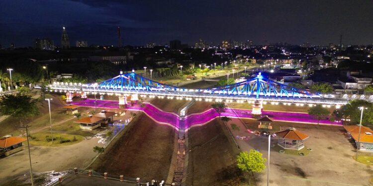 Prefeito David Almeida vistoria nova iluminação especial da ponte Benjamin Constant