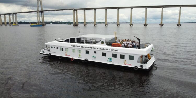 Barco de pesquisa da UEA lança expedição de monitoramento das águas dos rios do Amazonas
