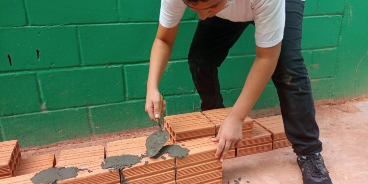 Projeto do Programa Ciência na Escola utiliza cálculos matemáticos na construção de paredes