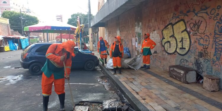 Manaus amanhece limpa após festividades do Réveillon