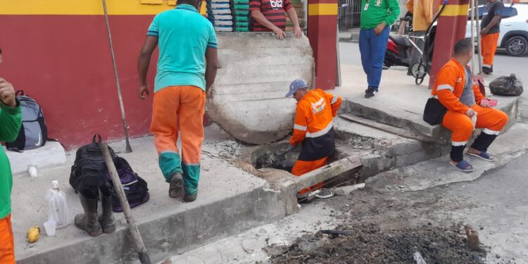 Prefeitura atua emergencialmente na desobstrução de bueiros entupidos por lixo no Riacho Doce