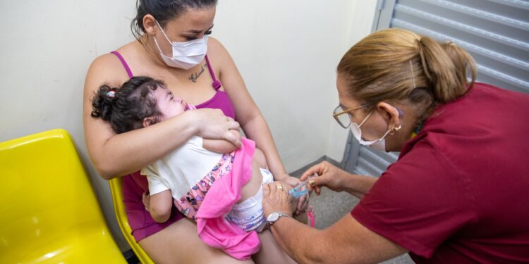 Bebês sem comorbidades são incluídos na imunização contra a Covid-19 pela Prefeitura de Manaus