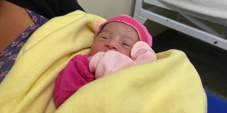 Primeiro bebê de 2023 nascido na rede estadual de saúde é uma menina