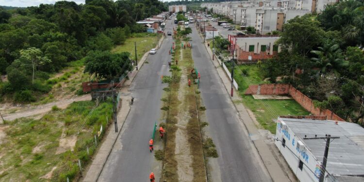 Prefeitura de Manaus realiza ação de limpeza no conjunto Viver Melhor 2