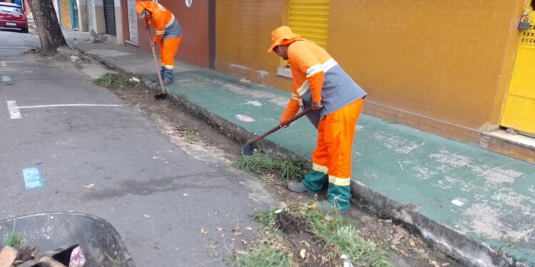 Prefeitura de Manaus realiza serviços de limpeza no Centro