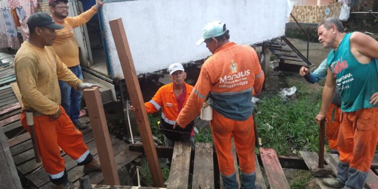 Prefeitura de Manaus constrói 300 metros de ponte em madeira no conjunto Shangrilá