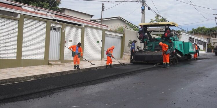 Programa ‘Asfalta Manaus’ chega em ruas esquecidas há 20 anos no Planalto