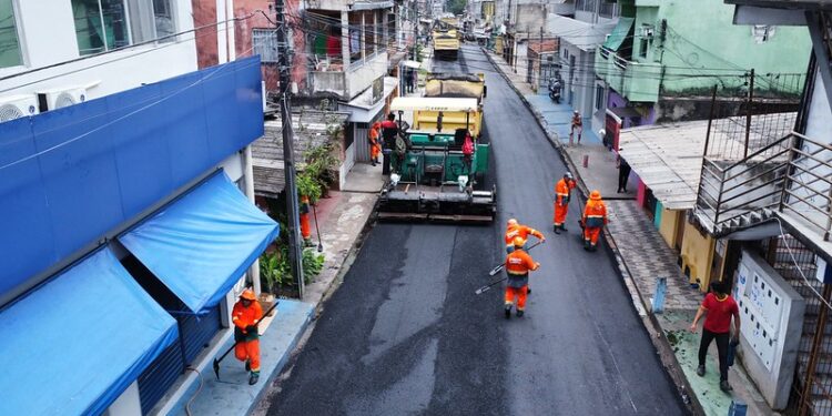 Prefeitura de Manaus aplica 200 toneladas de massa asfáltica na rua 12 do bairro Alvorada