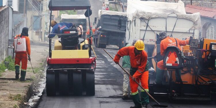 ‘Asfalta Manaus’ da prefeitura intensifica recapeamento no bairro Vila da Prata