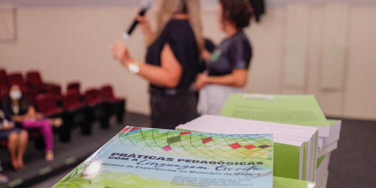 Prefeitura lança livro sobre processo de alfabetização nas escolas de Manaus